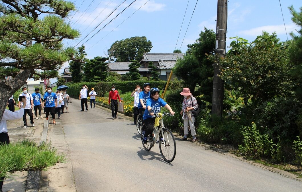 織田信長公像前でピースメッセージを宣誓（岐阜）